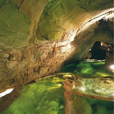 Grotte lumineuse et colorée