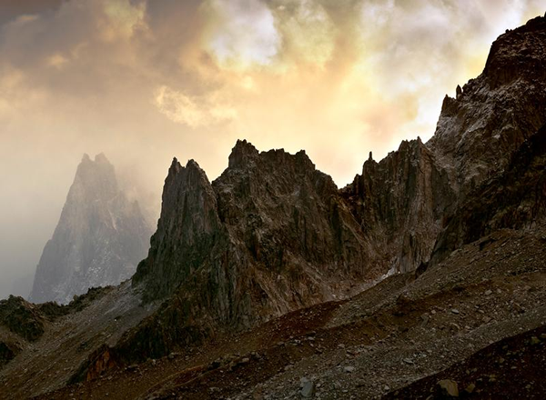 Montagne rocailleuse et ciel rosé dans la brume